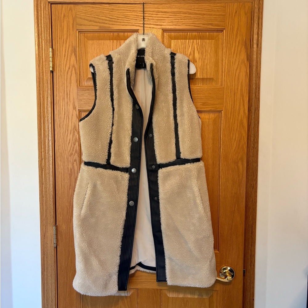 Nic and Zoe Women’s Cream and Black Sleeveless Sherpa Vest